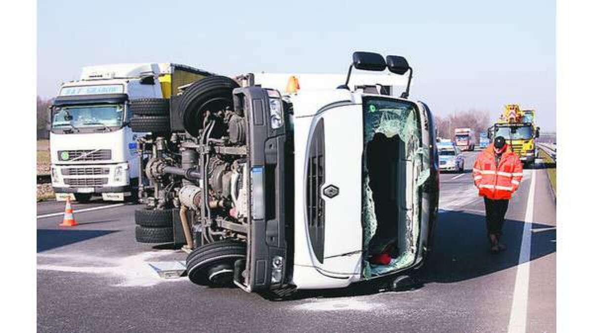 Drei Lkw Unf Lle Auf A Fahrer Erliegt Verletzungen