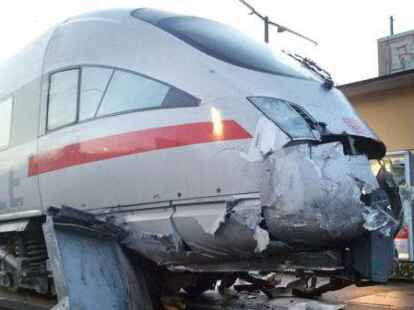 Leerer Ice Knallt Gegen Prellbock Und Landet Auf Bahnsteig