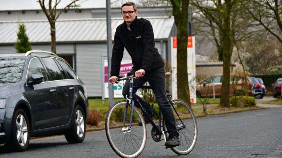 Fernpendler Radelt Vorbei An Stau Stress Und Spritpreisschock