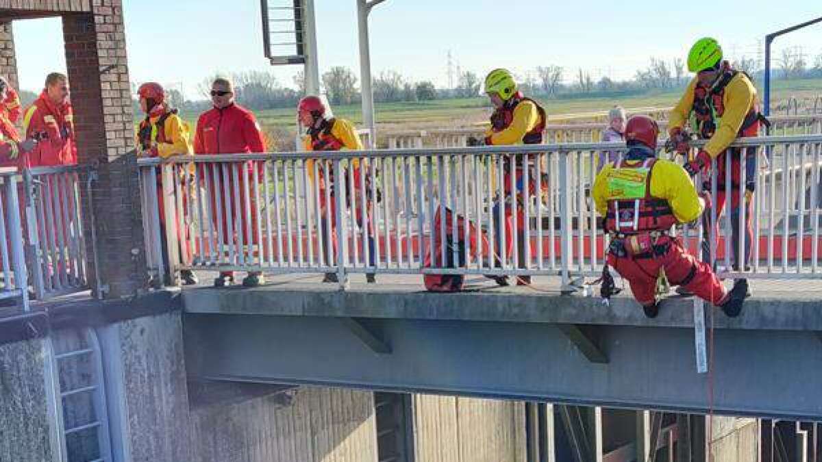 Dlrg Str Mungsretter Wasserrettung Am Ochtum Sperrwerk Ge Bt