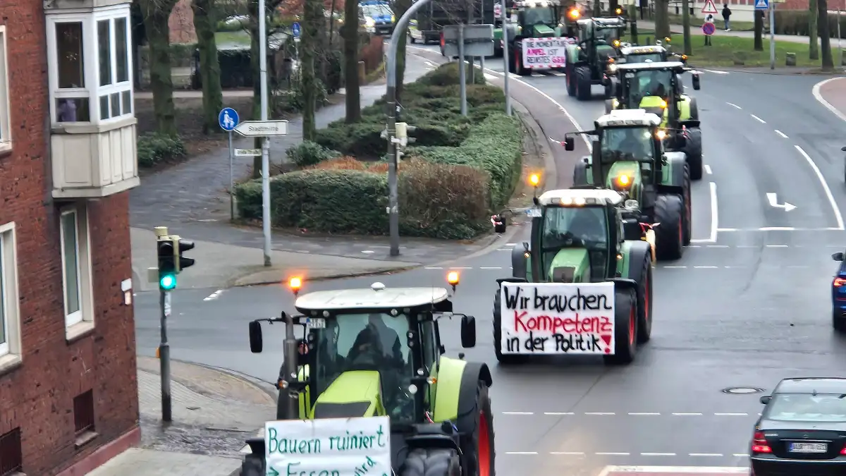 Bauernprotest In Ostfriesland Landwirte Blockieren Stra En In Emden