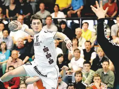 Gleich schl&auml;gt es ein: WHV-Linksau&szlig;en Michael Binder (mit Ball) erzielte gegen den VfL Bad Schwartau mit sechs Treffern die meisten Wilhelmshavener Feldtore. Die Gastgeber gewannen das Spiel mit 32:28.