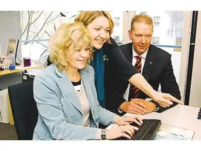 Unterst&uuml;tzung f&uuml;r Wildwasser: &Uuml;ber Finanzhilfe f&uuml;r die Online-Beratung freuten sich Cornelia de Vries (l.) und Karin Koletschka. Ralf Ebken &uuml;berreichte den Scheck.