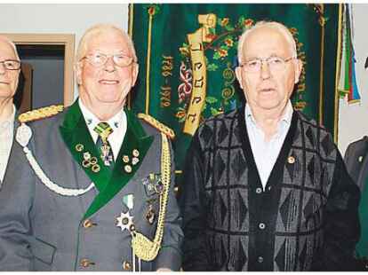 Friedel Winter (links) und Waldemar Janssen (rechts) zeichneten die &bdquo;Urgesteine des Vereins&ldquo; Hans-Joachim Klatt (2. v. l.) sowie Gerhard Leiner (2. v. r.) aus.