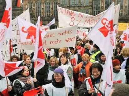 Tausende Angestellte Demonstrieren In Bremen