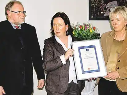 Freude &uuml;ber den Titel &bdquo;Europaschule&ldquo;: Cordula Fitsch-Saucke (M.) und Herta Hoffmann mit Manfred Rockel