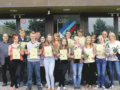 Bekamen Zertifikate: die Streitschlichter mit Uwe Ahlers (links), Schulleiter Gerd Kip (4. von links), Hartmut Kayser (2. von rechts) und Maike Kl&uuml;ver (rechts)