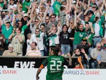 Hier jubelt der Werder-Kapit&auml;n gemeinsam mit den Fans.