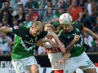 Doppelt h&auml;lt besser: Die Bremer Petri Pasanen (l.) und Torsten Frings (r.) gehen gegen Pavel Progrebnyak zum Kopfball.