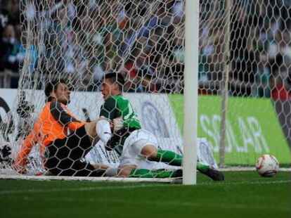 Stuttgarts Torwart Sven Ulreich (l.) war ohne Abwehrchance, Schiedsrichter G&uuml;nter Perl hatte das Handspiel des Bremers allerdings gesehen.