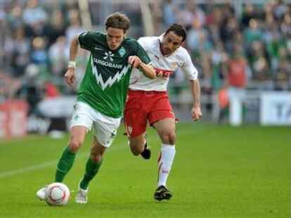 Clemens Fritz (l) im Laufduell mit Zdravko Kuzmanovic.