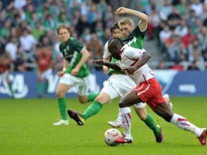 Aaron Hunt versucht, Stuttgarts Arthur Boka vom Ball zu trennen.