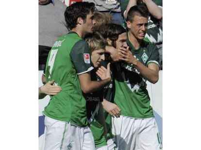 Denni Avdic (v.l.), Marko Marin, Torsten Frings und Sandro Wagner freuen sich &uuml;ber Frings Tor.