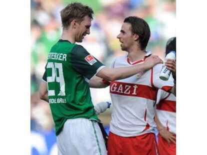 Per Mertesacker (l.) und der ehemaliger Bremer Martin Harnik unterhalten sich nach dem Spiel.