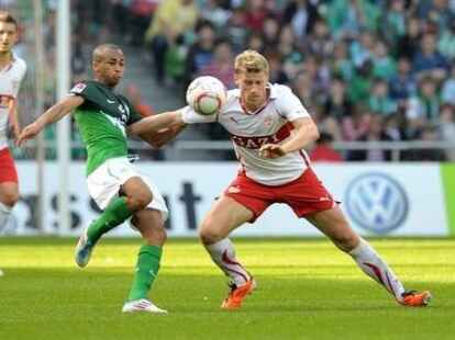 Zweikampf zwischen Werders Wesley und Pawel Pogrebnjak. Der Russe bereitete die F&uuml;hrung f&uuml;r die Schwaben vor.