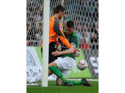 In der 31. Minute bugsierte Sandro Wagner (r.) den Ball mit der Hand &uuml;ber die gegnerische Torlinie.