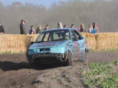 Hoch her ist es beim Stockcar-Rennen in Gro&szlig;enkneten gegangen.