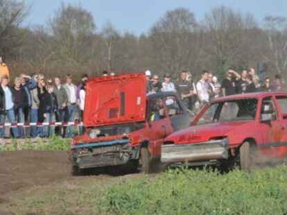 Hoch her ist es beim Stockcar-Rennen in Gro&szlig;enkneten gegangen.