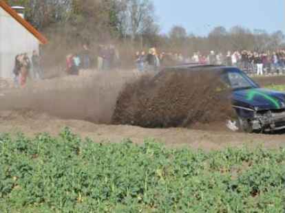 Hoch her ist es beim Stockcar-Rennen in Gro&szlig;enkneten gegangen.