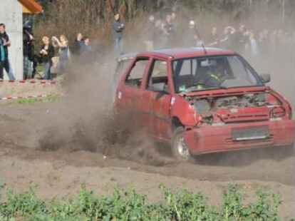 Hoch her ist es beim Stockcar-Rennen in Gro&szlig;enkneten gegangen.