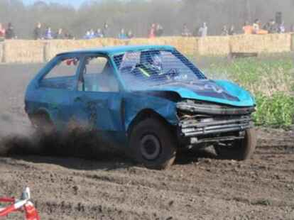 Hoch her ist es beim Stockcar-Rennen in Gro&szlig;enkneten gegangen.