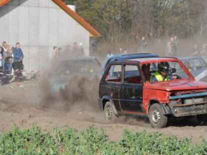 Hoch her ist es beim Stockcar-Rennen in Gro&szlig;enkneten gegangen.