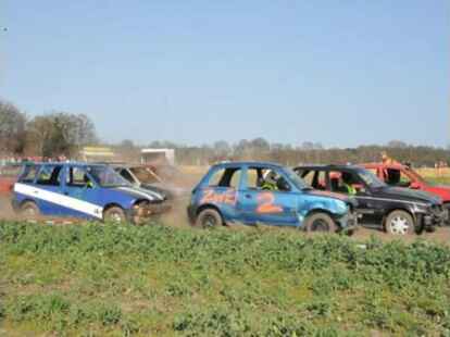 Hoch her ist es beim Stockcar-Rennen in Gro&szlig;enkneten gegangen.