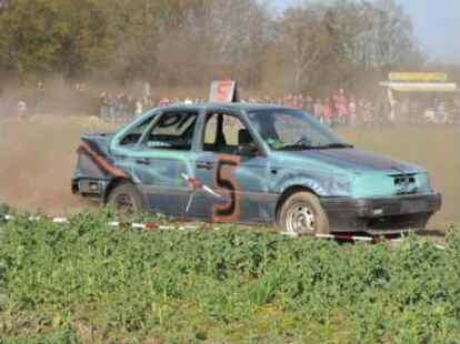 Hoch her ist es beim Stockcar-Rennen in Gro&szlig;enkneten gegangen.