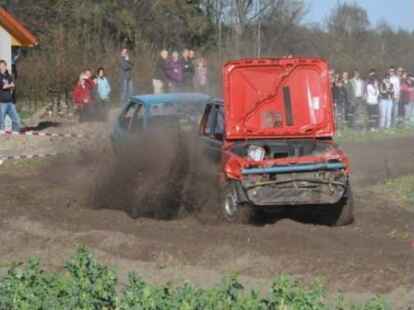 Hoch her ist es beim Stockcar-Rennen in Gro&szlig;enkneten gegangen.