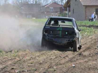 Hoch her ist es beim Stockcar-Rennen in Gro&szlig;enkneten gegangen.