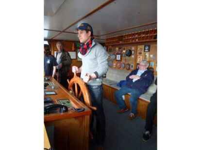 NWZ-Redakteur Felix Frerichs tauschte mit dem Kapit&auml;n der Lissi und &uuml;bernahm das Steuer des 100 Jahre alten Segelschoners.