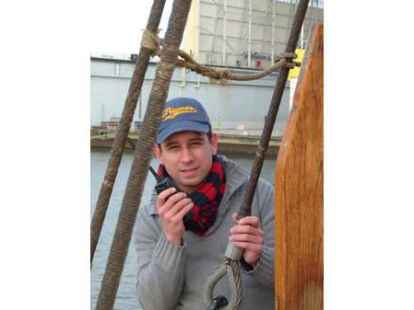 NWZ-Redakteur Felix Frerichs tauschte mit dem Kapit&auml;n der Lissi und &uuml;bernahm das Steuer des 100 Jahre alten Segelschoners.