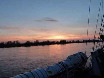 NWZ-Redakteur Felix Frerichs tauschte mit dem Kapit&auml;n der Lissi und &uuml;bernahm das Steuer des 100 Jahre alten Segelschoners.