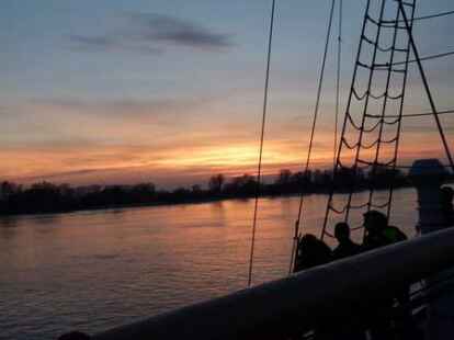 NWZ-Redakteur Felix Frerichs tauschte mit dem Kapit&auml;n der Lissi und &uuml;bernahm das Steuer des 100 Jahre alten Segelschoners.
