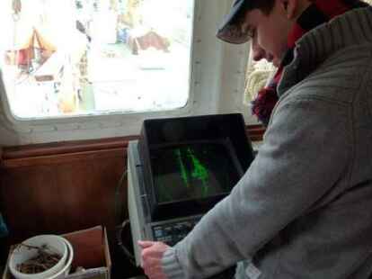 NWZ-Redakteur Felix Frerichs tauschte mit dem Kapit&auml;n der Lissi und &uuml;bernahm das Steuer des 100 Jahre alten Segelschoners.