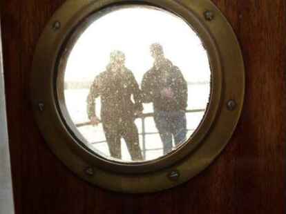 NWZ-Redakteur Felix Frerichs tauschte mit dem Kapit&auml;n der Lissi und &uuml;bernahm das Steuer des 100 Jahre alten Segelschoners.