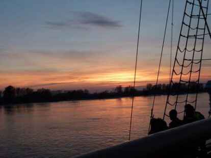 NWZ-Redakteur Felix Frerichs tauschte mit dem Kapit&auml;n der Lissi und &uuml;bernahm das Steuer des 100 Jahre alten Segelschoners.