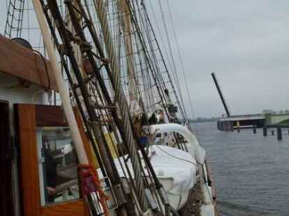 NWZ-Redakteur Felix Frerichs tauschte mit dem Kapit&auml;n der Lissi und &uuml;bernahm das Steuer des 100 Jahre alten Segelschoners.