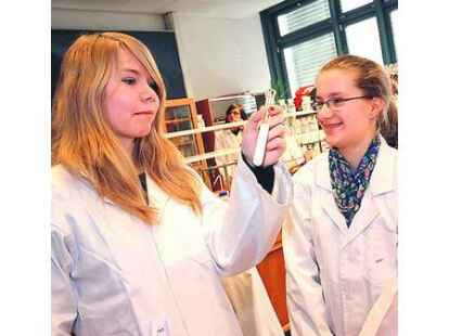 Die Chemie stimmt: 130 M&auml;dchen erhielten an der Jade-Hochschule einen Einblick in naturwissenschaftliche Forschung und technische Berufe.