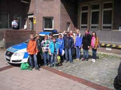 Gro&szlig;er Andrang bei der Polizeiinspektion: 60 M&auml;dchen und Jungen mussten sich erst einmal ihre Fingerabdr&uuml;cke abnehmen lassen, bevor sie die Leitstelle betreten durften.