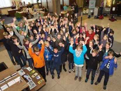 Hinter den Bankschalter: 55 Kinder schauten in der OLB hinter die Kulissen.