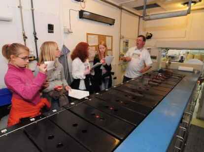 Bunte Bilder: Bei Cewe Color beobachteten die Sch&uuml;ler, wie Filme entwickelt und die Fotografien gedruckt werden.