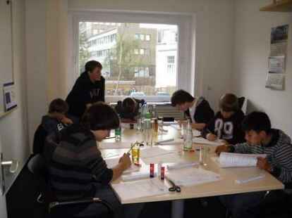 Planen im B&uuml;ro: Sieben Sch&uuml;ler schauen den Ingenieuren von Eriksen und Partner GmbH &uuml;ber die Schulter.