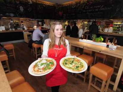 Angerichtet: Nicht nur zuschauen, sondern mithelfen, hie&szlig; es im Restaurant Vapiano. Die Sch&uuml;ler kochten, kellnerten und kassierten. Im Bild: Catharina Beer (14).