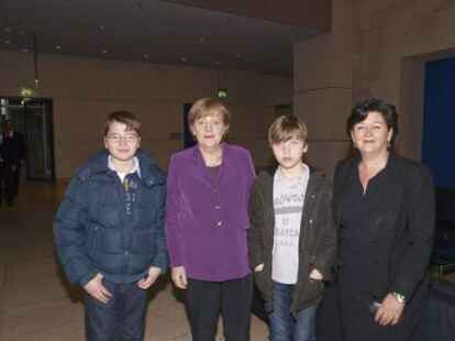 Besuch in Berlin? Die Oldenburger Sch&uuml;ler Lorenzo (12, links) und Emilio Di Stefano (11) mit Bundeskanzlerin Angela Merkel und der FDP-Abgeordneten Christiane Ratjen-Damerau