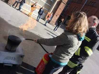 Feuer und Flamme: Elf M&auml;dchen mussten auf der Feuerwehr-Wache kleine Brandherde l&ouml;schen.H&ouml;hepunkt war aber der Einsatz mit der Drehleiter.