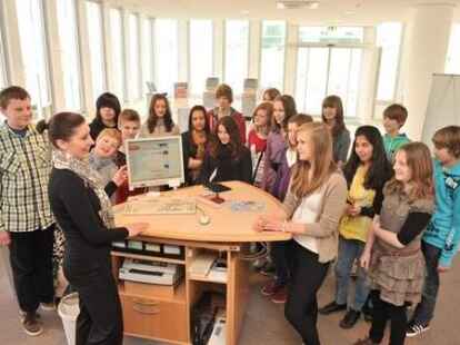 Crashkurs in Sachen Cash: Bei der Landessparkasse zu Oldenburg lernten Sch&uuml;ler, was Cash-Recycler, Allzweckkredit, ProZins bedeuten.