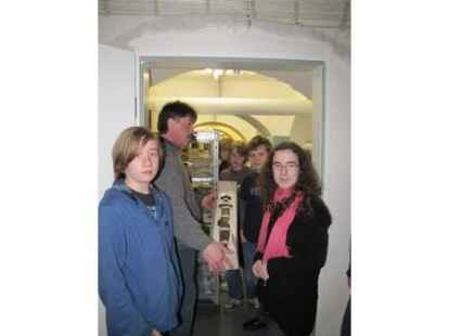 Jenseits der Ausstellung: Den Mitarbeitern im Landesmuseum f&uuml;r Natur und Mensch schauten f&uuml;nf Sch&uuml;ler zu.