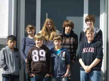 Planen im B&uuml;ro: Sieben Sch&uuml;ler schauen den Ingenieuren von Eriksen und Partner GmbH &uuml;ber die Schulter.