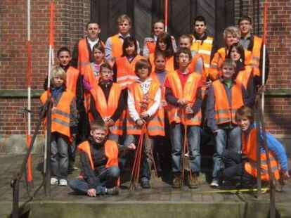 In voller Montur: 14 Sch&uuml;ler konnten das Gel&auml;nde des Landesamts f&uuml;r Geoinformation vermessen.